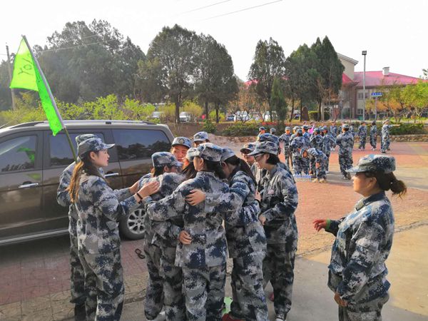 游戲環(huán)節(jié)中，大家齊心協(xié)作，群策群力